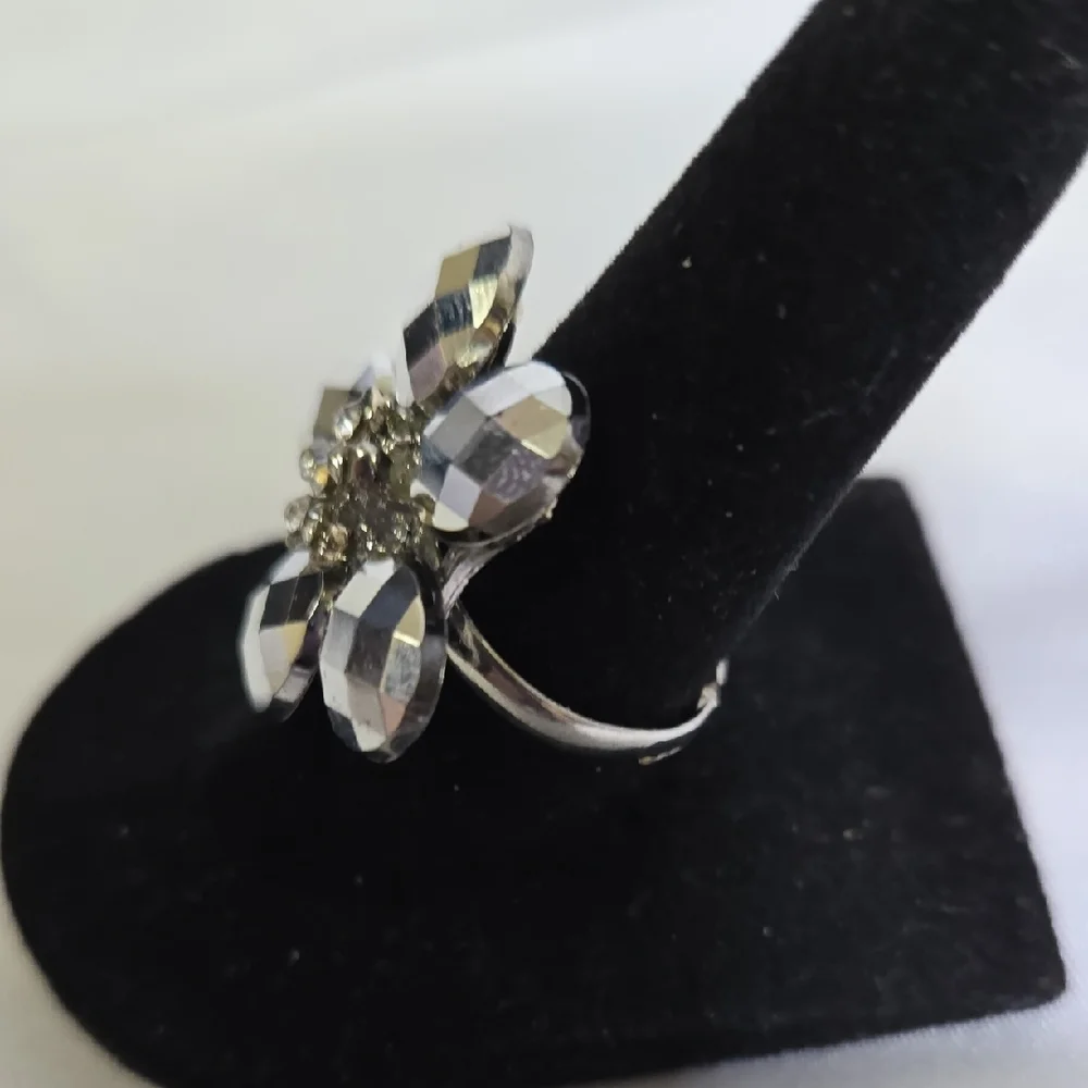 Silver Tone Flower Ring,‎ Adjustable